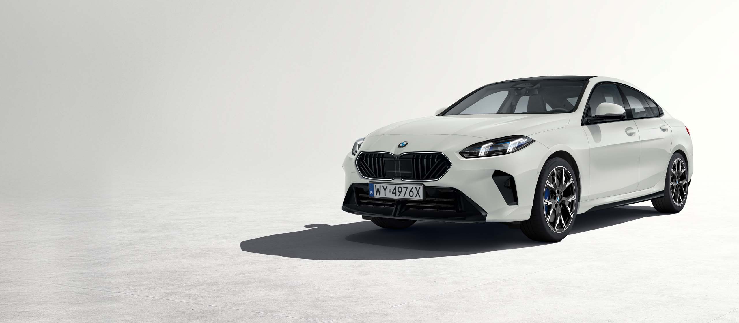 Praktyczna przestrzeń na wszystkie Twoje plany. Dzięki dużemu bagażnikowi BMW M5 Touring spełnia Twoje oczekiwania zarówno w życiu codziennym, jak i podczas podróży. Wyrazista stylistyka M przyciąga uwagę równie szybko, jak napęd hybrydowy M reaguje na naciśnięcie pedału gazu. Silnika benzynowy V8 M TwinPower Turbo w połączeniu z napędem elektrycznym, który przenosi na drogę moc systemową 535 kW (727 KM)<a href="#sup1"><sup>[3]</sup></a><a href="#sup1"><sup>[3]</sup></a>. zapewnia niesamowitą dynamikę, a dodatkową dawkę adrenaliny zapewnia sportowy pakiet M.